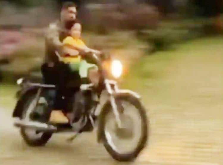 VIDEO: धोनी ने कड़कती बिजली के बीच दौड़ाई बाइक, जीवा ने एन्जॉय की राइडिंग