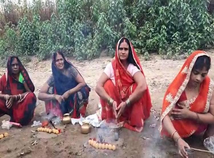 कोरोना पर फैला अंधविश्वास, वायरस भगाने के लिए महिलाओं ने की पूजा