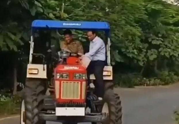 VIDEO: धोनी ने रांची की सड़क पर भगाया ट्रैक्टर, हिल गया पास में बैठा आदमी