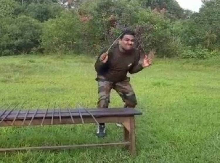 इंसान या फौलाद, आर्मी जवान ने सिर से मोड़ा सरिया, फोड़ दिया नारियल