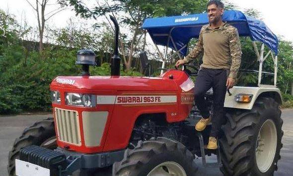 धोनी भगा रहे थे स्वराज का ट्रैक्टर, कंपनी के मालिक का मजेदार कमेंट