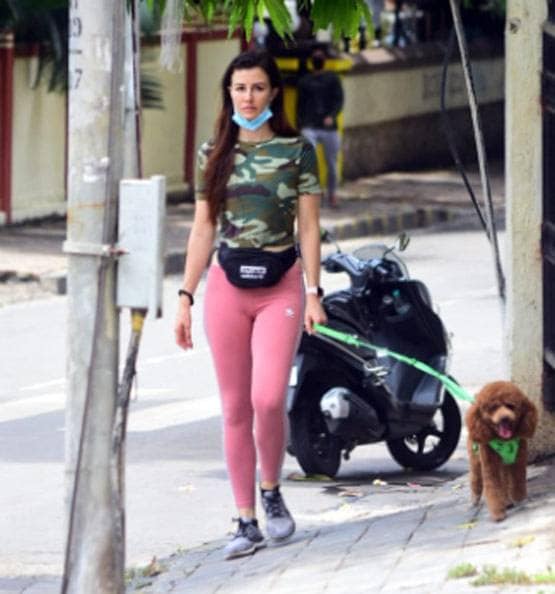 मास्क लगाकर वॉक पर निकलीं अरबाज की गर्लफ्रेंड, दोस्त संग दिखीं रकुल प्रीत