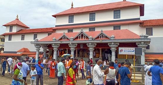 लॉकडाउन खुलने के बाद मंदिर-गुरुद्वारों में दर्शन के लिए पहुंचे भक्त