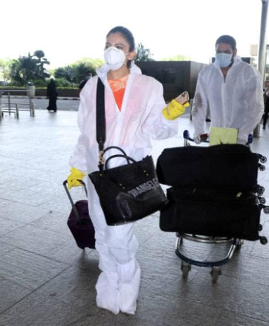 मुंबई एयरपोर्ट पर स्पॉट हुईं रकुल प्रीत, PPE किट-मास्क पहने आईं नजर