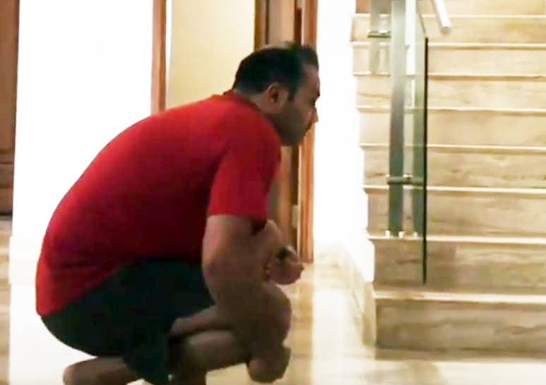 वीरू कर रहे 'स्क्वाट वॉक', VIDEO शेयर कर बोले- योगा से ही होगा