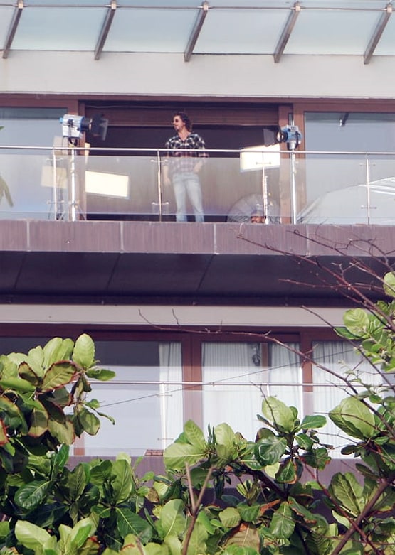 घर की बालकनी में लाइट्स-कैमरा संग शूटिंग करते नजर आए शाहरुख, Photos