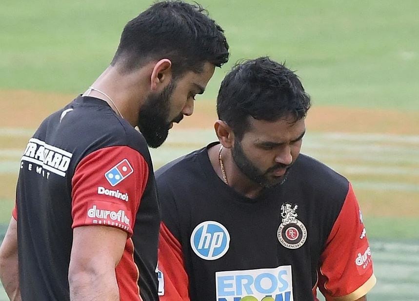 'कोहली ज्यादा आक्रामक कप्तान, धोनी देते हैं आजादी'