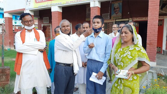 पुरानी किताबों से की पढ़ाई, UP में मिस्त्री के बेटे ने जिले में किया टॉप