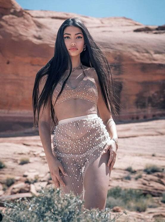 अनन्या पांडे की कजिन ने शेयर की बिकिनी फोटो, महिला यूजर ने बताया-गैंगरेप के लायक