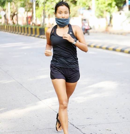 पत्नी अंकिता को पीठ पर बैठाकर मिलिंद सोमन ने किए पुशअप्स, Photos