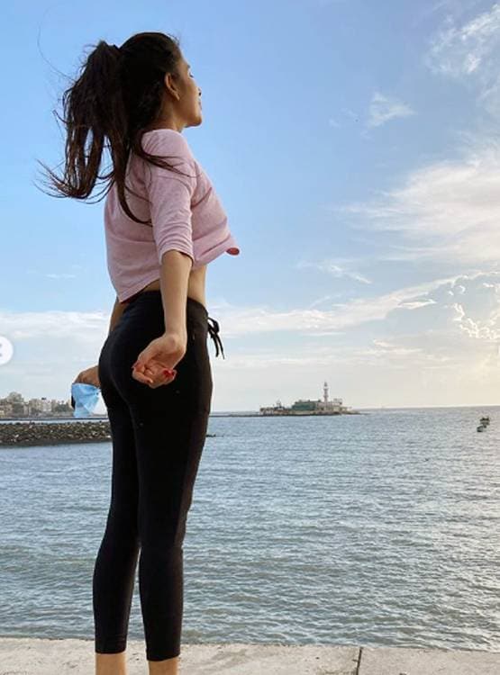 सैर पर निकलीं सुष्मिता सेन की भाभी चारु, मरीन ड्राइव पर ऐसे किया एन्जॉय