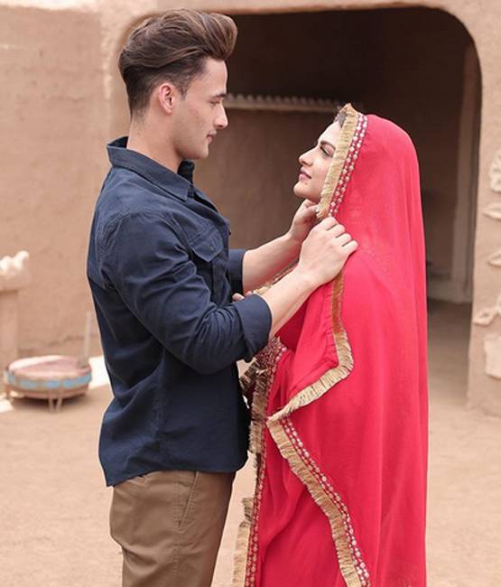 हिमांशी खुराना ने चूड़ा पहनकर शेयर की फोटो, फैंस बोले- शादी हो गई क्या?