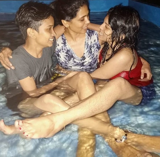 एक्टिविस्ट रेहाना फातिमा ने टॉपलेस होकर अपने बच्चों से बनवाई पेंटिंग, FIR