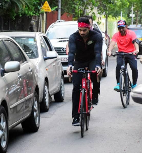 ना हाथों में ग्लव्स, ना मुंह पर मास्क, कोरोना के बीच साइकिलिंग पर निकले सूरज