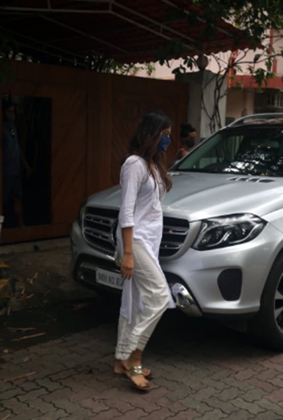 फरहान अख्तर के घर पहुंची शिबानी दांडेकर-रिया चक्रवर्ती, Photos