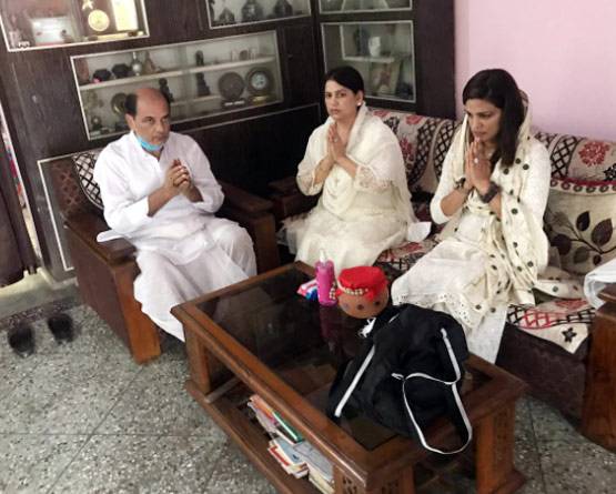 पटना में पिता ने गंगा में प्रवाहित कीं सुशांत की अस्थियां, बहनें भी रहीं मौजूद PHOTOS