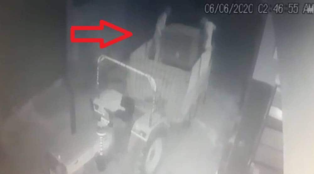 पहले चुराया कूलर फिर वापस रखने पहुंचे चोर, CCTV में कैद वारदात