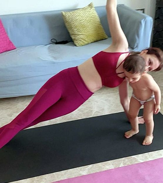 नन्हे बेटे संग 'भाभीजी घर पर हैं' फेम सौम्या का योगा सेशन, तस्वीरें वायरल