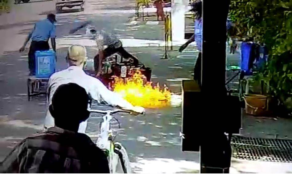 गुजरात: बाइक सैनिटाइज करवा रहा था कर्मचारी, अचानक लग गई आग