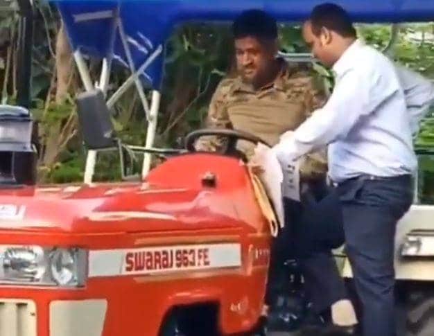 VIDEO: धोनी ने रांची की सड़क पर भगाया ट्रैक्टर, हिल गया पास में बैठा आदमी