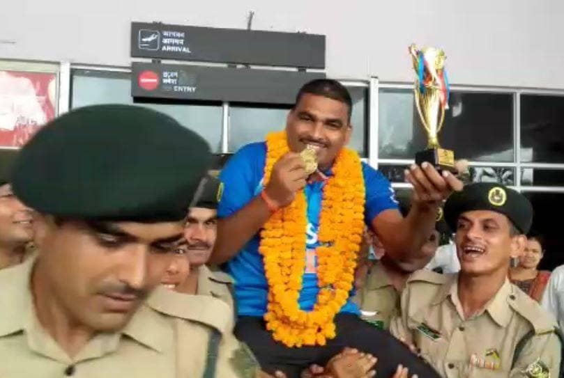 इंसान या फौलाद, आर्मी जवान ने सिर से मोड़ा सरिया, फोड़ दिया नारियल