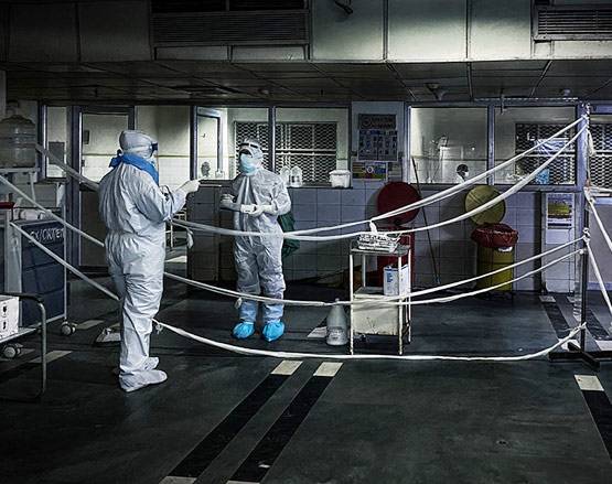 PPE किट और जीवनसाथी का संग, कोरोना से नवविवाहित डॉक्टर जोड़े की जंग