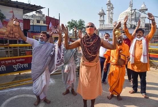 लॉकडाउन खुलने के बाद मंदिर-गुरुद्वारों में दर्शन के लिए पहुंचे भक्त
