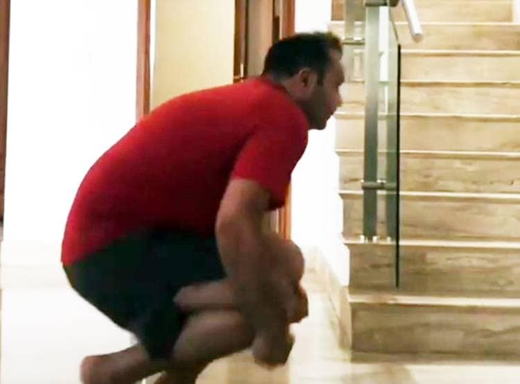 वीरू कर रहे 'स्क्वाट वॉक', VIDEO शेयर कर बोले- योगा से ही होगा