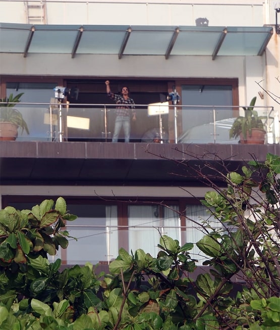 घर की बालकनी में लाइट्स-कैमरा संग शूटिंग करते नजर आए शाहरुख, Photos