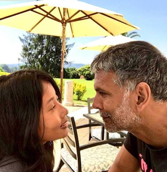 पत्नी अंकिता को पीठ पर बैठाकर मिलिंद सोमन ने किए पुशअप्स, Photos