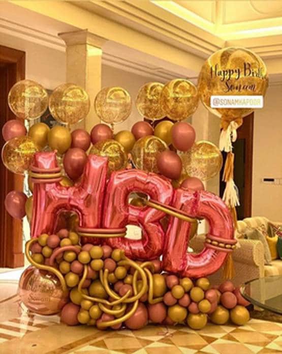 पैरेंट्स संग सोनम कपूर का बर्थडे सेलिब्रेशन, सास को कर रही थीं मिस