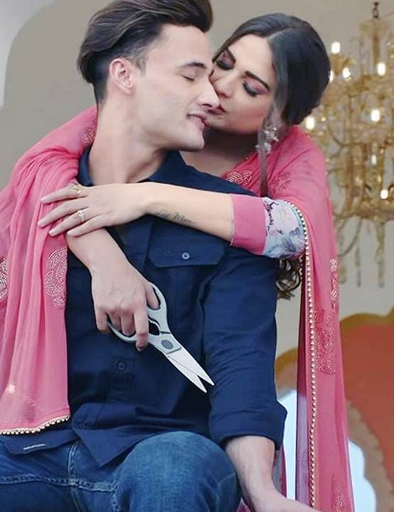 हिमांशी खुराना ने चूड़ा पहनकर शेयर की फोटो, फैंस बोले- शादी हो गई क्या?