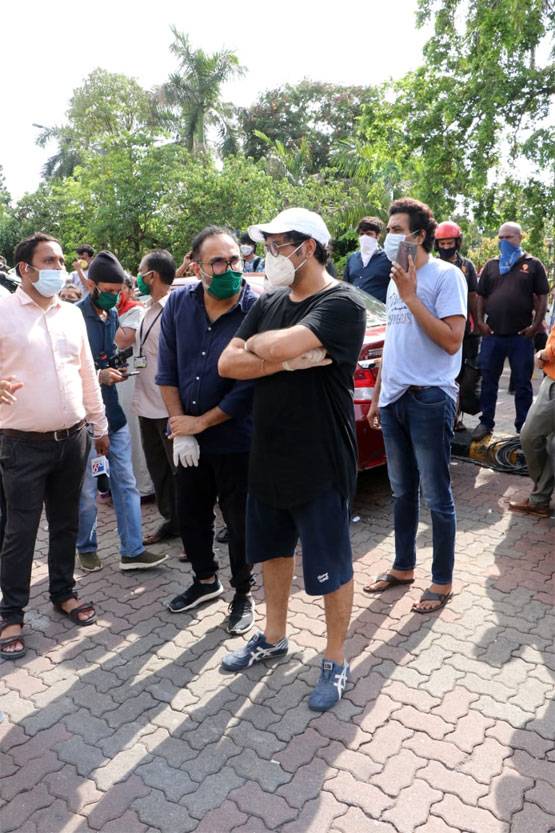 सुशांत के घर पहुंचे मुकेश छाबड़ा, डायरेक्टर संग की थी आखिरी फिल्म