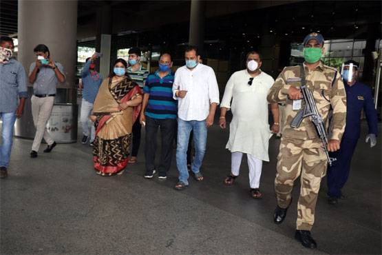 सुशांत की मौत से टूटे पिता परिवार संग पहुंचे मुंबई, आज होगा अंतिम संस्कार