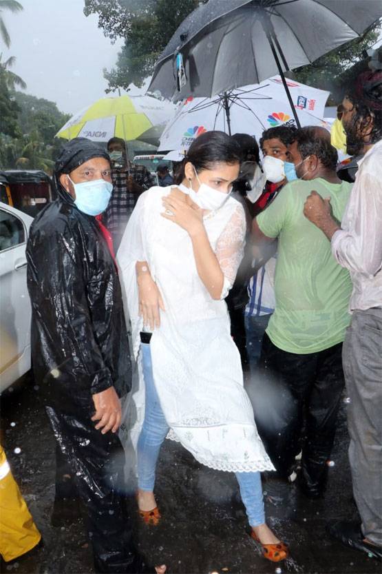 आंखों में आंसू, दिल में सवाल छोड़ चले गए सुशांत, आखिरी विदा देने आए परिवार-दोस्त