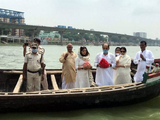 पटना में पिता ने गंगा में प्रवाहित कीं सुशांत की अस्थियां, बहनें भी रहीं मौजूद PHOTOS