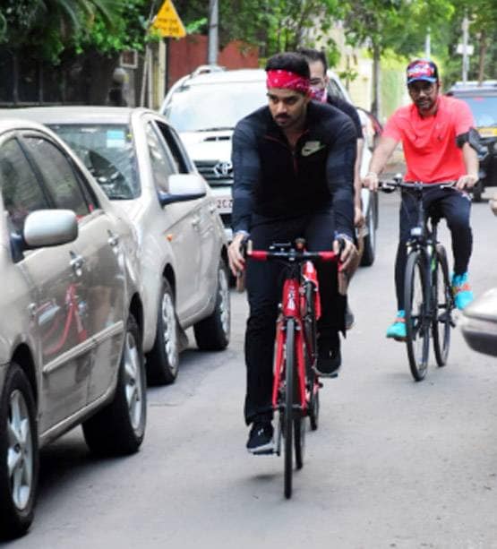 ना हाथों में ग्लव्स, ना मुंह पर मास्क, कोरोना के बीच साइकिलिंग पर निकले सूरज