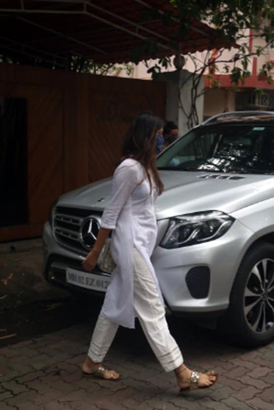 फरहान अख्तर के घर पहुंची शिबानी दांडेकर-रिया चक्रवर्ती, Photos