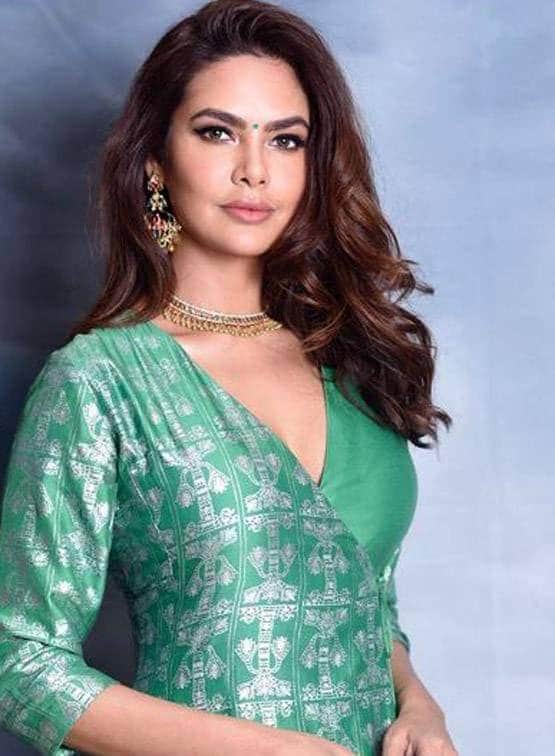 एक्ट्रेस ईशा गुप्ता ने शेयर की स्टनिंग फोटोज, दिया स्पेशल मैसेज