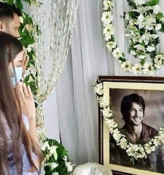 सुशांत की प्रेयर मीट में पहुंचीं अक्षरा सिंह, सुशील मोदी ने भी दी श्रद्धांजलि