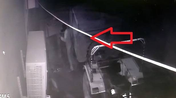 पहले चुराया कूलर फिर वापस रखने पहुंचे चोर, CCTV में कैद वारदात