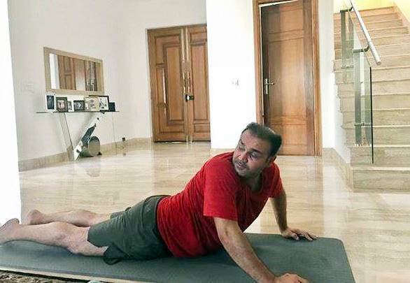 वीरू कर रहे 'स्क्वाट वॉक', VIDEO शेयर कर बोले- योगा से ही होगा