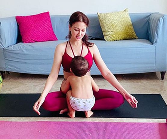 नन्हे बेटे संग 'भाभीजी घर पर हैं' फेम सौम्या का योगा सेशन, तस्वीरें वायरल