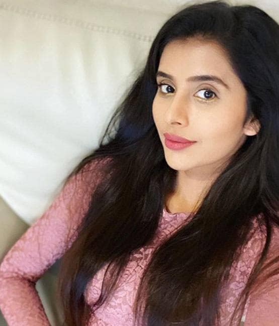 रेड टॉप- ब्लैक ट्राउजर में गॉर्जियस दिखीं सुष्मिता सेन की भाभी, Photos