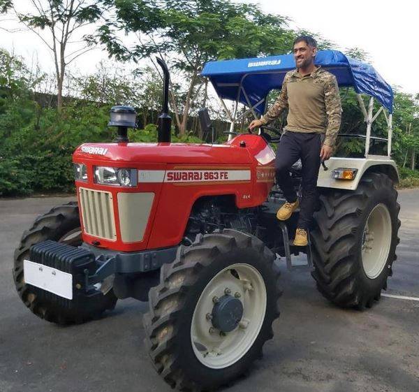 VIDEO: धोनी ने रांची की सड़क पर भगाया ट्रैक्टर, हिल गया पास में बैठा आदमी