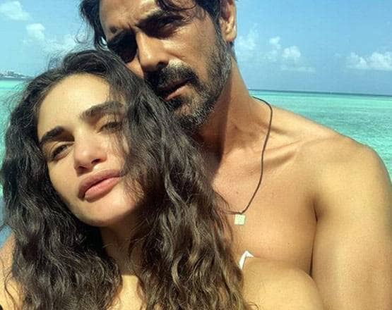 बॉलीवुड में नए ट्रेंड की शुरुआत, बिना शादी किए पैरेंट्स बने ये सेलेब्स