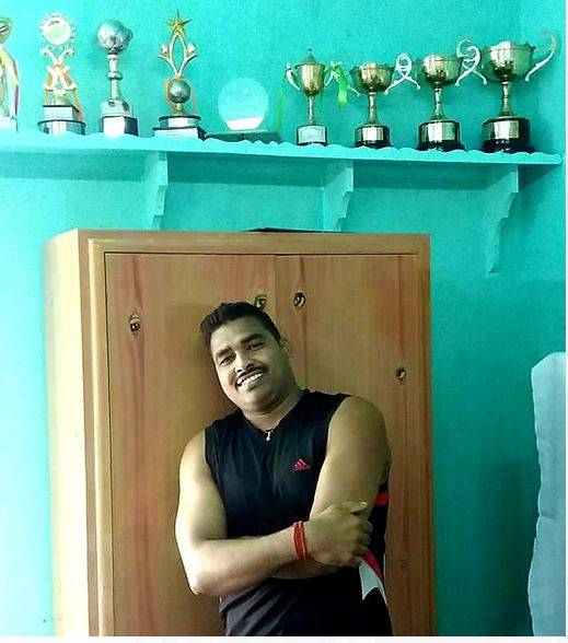 इंसान या फौलाद, आर्मी जवान ने सिर से मोड़ा सरिया, फोड़ दिया नारियल