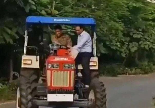 धोनी भगा रहे थे स्वराज का ट्रैक्टर, कंपनी के मालिक का मजेदार कमेंट