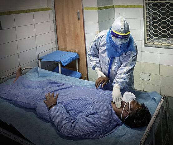 PPE किट और जीवनसाथी का संग, कोरोना से नवविवाहित डॉक्टर जोड़े की जंग