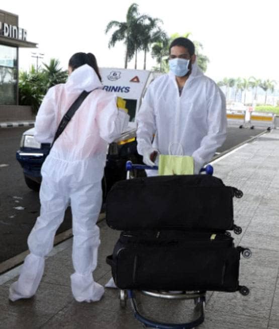 मुंबई एयरपोर्ट पर स्पॉट हुईं रकुल प्रीत, PPE किट-मास्क पहने आईं नजर